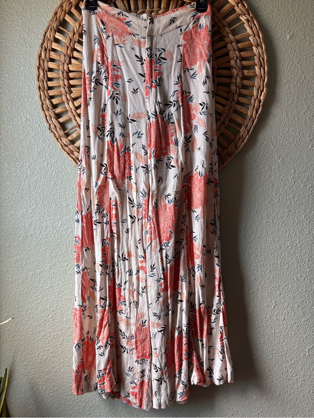 Flowy Floral high waisted pants in White and Coral